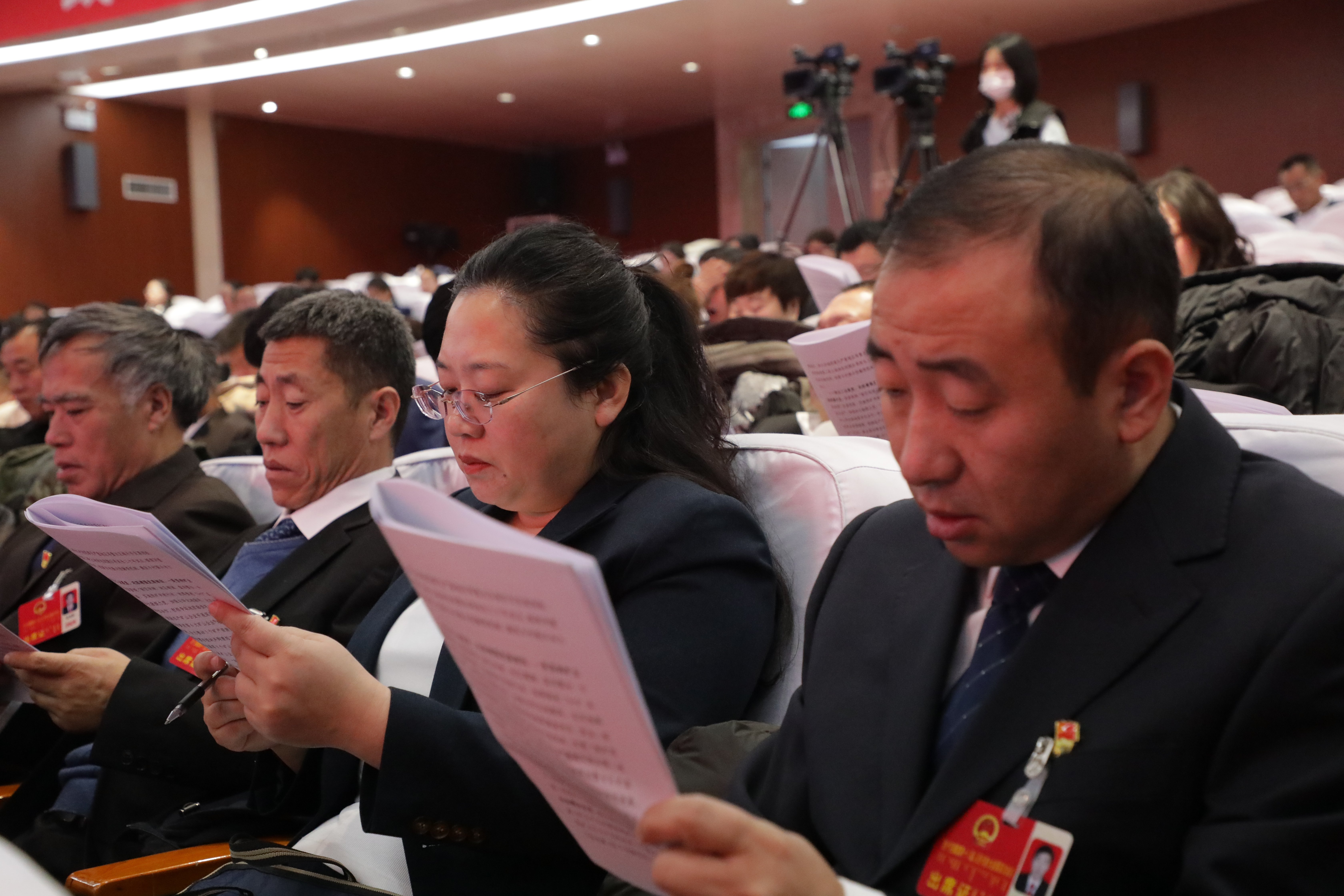 5.人大代表认真聆听.JPG